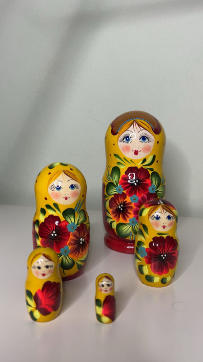 Kunstvolle "Matrjoschka" – Symbol russischer Kultur & Familie